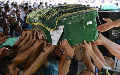 People carry a coffin during a funeral for victims of last night's attack on a wedding party that left 50 dead in Gaziantep in southeastern Turkey near the Syrian border on August 21, 2016. (AFP PHOTO / ILYAS AKENGIN)