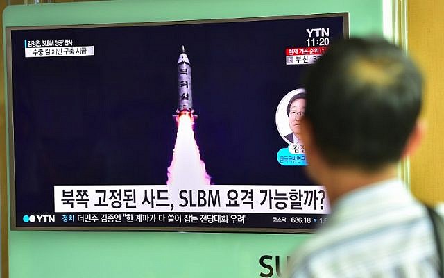 A man watches a television screen reporting news of North Korea's latest submarine-launched ballistic missile test at a railway station in Seoul, August 25, 2016. (AFP/JUNG YEON-JE)
