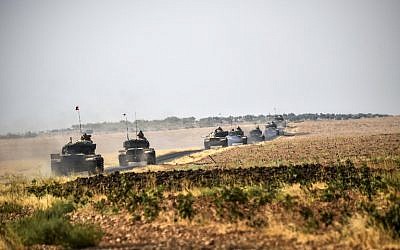 Turkish Army tanks driving to the Syrian Turkish border town of Jarabulus, August 25, 2016. (AFP/BULENT KILIC)