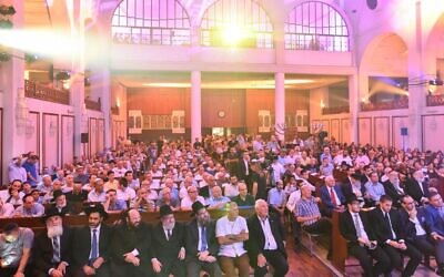 Hundreds of guests attend a Torah scroll dedication ceremony for Tel Aviv's Great Synagogue, August 2015. (Israel Bardugo)