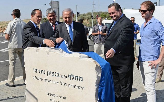 Prime Minister Benjamin Netanyahu, Minister of Transportation Yisrael Katz (R), Mayor of Jerusalem Nir Barkat (L) and Jerusalem Deputy Mayor and chairman of the Jerusalem Planning and Building Committee Kobi Kahlon (2L) at an inauguration ceremony of a new interchange on the Begin expressway named after Benzion Netanyahu, the PM's late father, west of the Beit Hanina Arab neighborhood of Jerusalem, on May 5, 2013. (Kobi Gideon/GPO/Flash90)