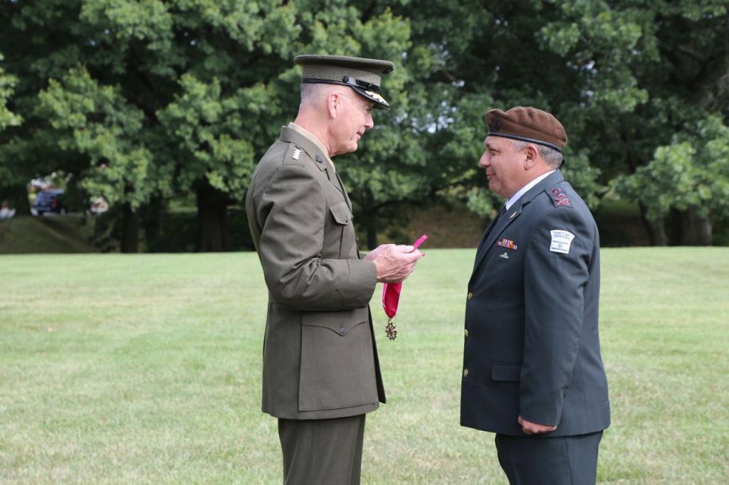 Chairman of the US Joint Chiefs of Staff Joseph Dunford presents IDF Chief of Staff Gadi Eisenkot with the Legion of Merit, outside the Pentagon on August 4, 2016. (IDF Spokesperson's Unit)