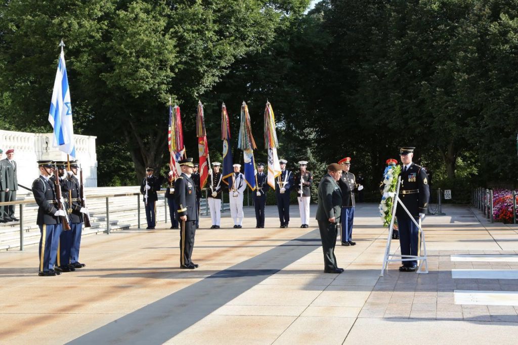 Chairman of the US Joint Chiefs of Staff Joseph Dunford and IDF Chief of Staff Gadi Eisenkot take part in an honor guard ceremony outside the Pentagon on August 4, 2016. (IDF Spokesperson's Unit)