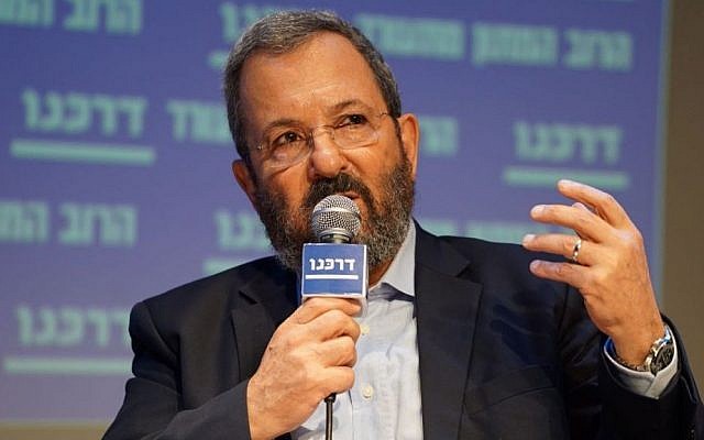 Former prime minister Ehud Barak speaks at a conference for the left-wing Darkenu organization in Rishon Lezion on August 17, 2016. (Neri Lider)