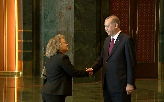 Shani Cooper, diplomatic attaché to the Israeli mission in Ankara, shakes hands with Turkish President Recep Tayyip Erdogan at a reception in the Turkish capital on August 30, 2016. (Courtesy of the Turkish presidency)