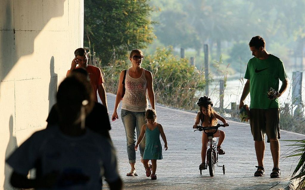Illustrative: Families enjoy a warm summer day in Yarkon Park, Tel Aviv. (Moshe Shai/Flash90)