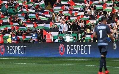 Celtic fans display Palestinian flags during match with Hapoel Beersheba in Glasgow, August 17, 2016. (Screenshot)