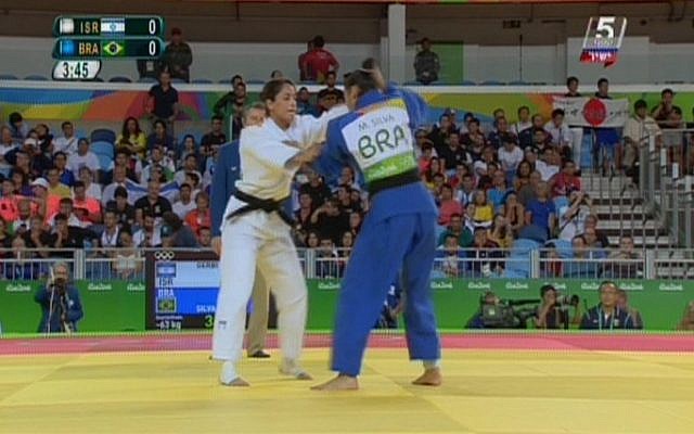 Israeli judoka Yarden Gerbi battles Brazil's Mariana Silva in the Olympic women's judo under-63 kilograms competition in Rio de Janeiro, August 9, 2016. (screen shot Channel 55)