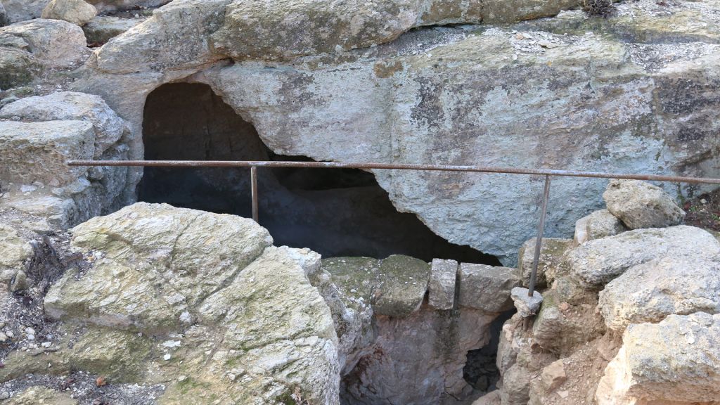 An ancient Jewish burial cave in Ramat Rachel's Archaeological Gardens. (Shmuel Bar-Am)