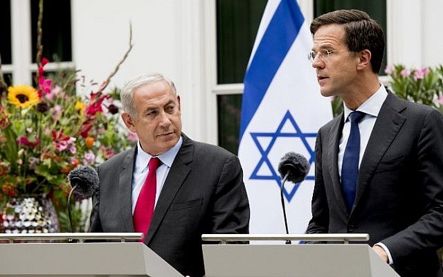 Prime Minister Benjamin Netanyahu, left, and Dutch Prime Minister Mark Rutte give a press conference in The Hague, September 6, 2016. (AFP/ANP)