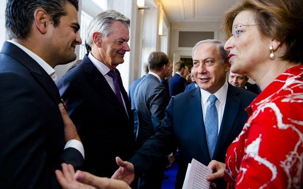 Dutch Parliament Member Tunahan Kuzu refuses to shake hands with Prime Minister Benjamin Netanyahu during his visit to the States General at the Binnenhof as part of Netanyahu's visit to the Netherlands at the Binnenhof, in the Hague, on September 7, 2016. (AFP PHOTO / ANP / Bart Maat)