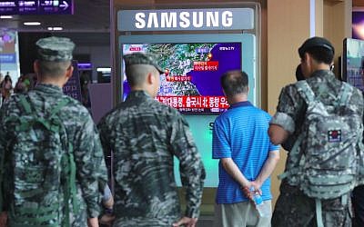 South Korean soldiers watch a television broadcast reporting on North Korea's latest nuclear test, at a railway station in Seoul on September 9, 2016. (AFP Photo/Yonhap/STR)