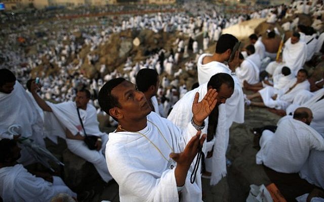 Muslim pilgrims join one of the Hajj rituals on Mount Arafat near Mecca early on September 11, 2016. (AFP PHOTO / AHMAD GHARABLI)