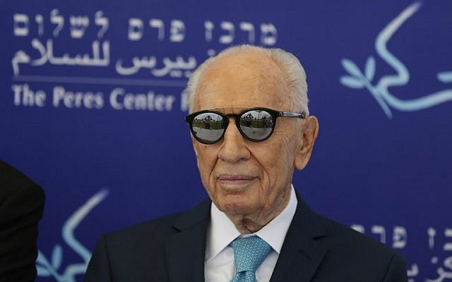Former president Shimon Peres attends the opening of the 'Mini World Cup for Peace' soccer event at Herzlyia stadium on May 9, 2016. (AFP/Ahmad Gharabli)