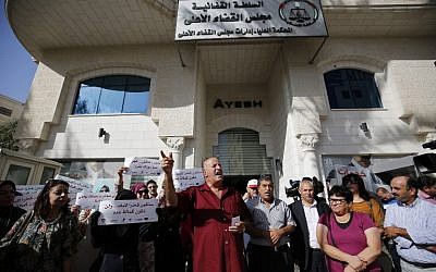 Palestinians demonstrate in front of the High Court in the West Bank city of Ramallah on September 21, 2016, calling on authorities not to postpone the local elections. (AFP/ABBAS MOMANI)