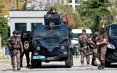 Police special forces stand guard in front of the Israeli Embassy in Ankara, Turkey after a mentally disturbed Turkish man wielding a knife tried to storm the building, September 21, 2016. (AFP Photo/Adem Altan)