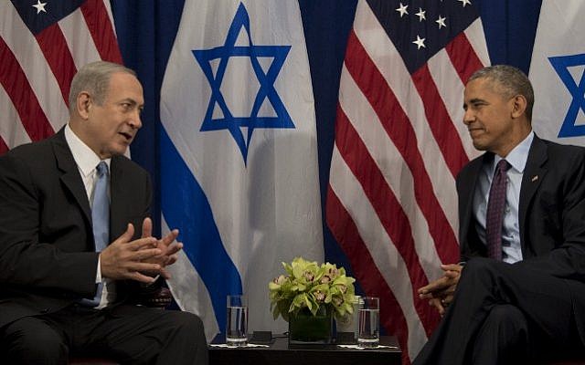 Then US president Barack Obama, right, talks with Prime Minister Benjamin Netanyahu during a bilateral meeting in New York, September 21, 2016. (AFP/Jim Watson)