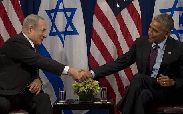 US President Barack Obama, right, shakes hands with Prime Minister Benjamin Netanyahu during a bilateral meeting in New York, September 21, 2016. (AFP/Jim Watson)