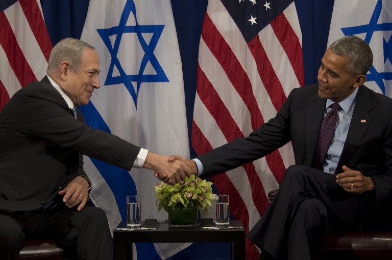 US President Barack Obama, right, shakes hands with Israeli Prime Minister Benjamin Netanyahu during a bilateral meeting in New York, September 21, 2016. (AFP/Jim Watson)