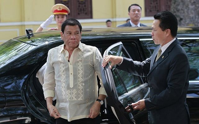 Philippines President Rodrigo Duterte (L) arrives at a restaurant for lunch in Hanoi on September 29, 2016.
The Philippine leader is on a two-day visit to Vietnam. (AFP PHOTO / POOL / KHAM)