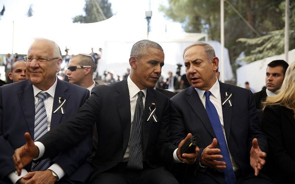 US President Barack Obama (C) speaks to Prime Minister Benjamin Netanyahu (R) as he sits next to President Reuven Rivlin (L) during the funeral of former president Shimon Peres on September 30, 2016, at Jerusalem's Mount Herzl national cemetery. (AFP PHOTO / POOL / RONEN ZVULUN)