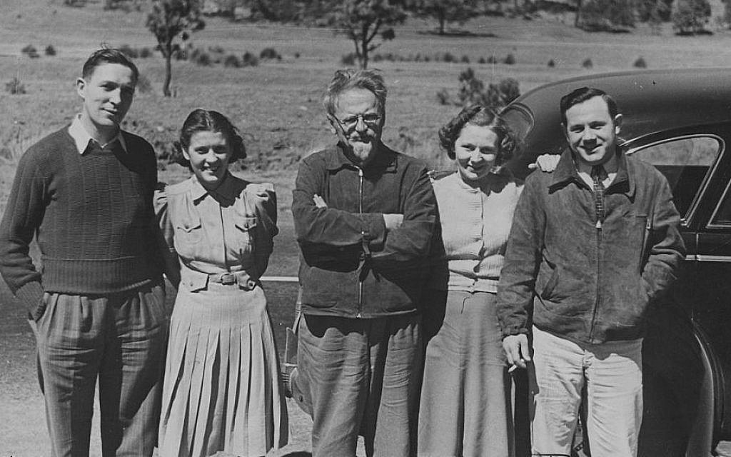 Leon Trotsky in Mexico with some American friends, shortly before his 1940 assassination. (Public domain)