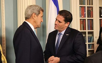 Secretary of State John Kerry and Israeli Ambassador to the US Ron Dermer at the signing of the US-Israel military aid deal in the State Department on September 14, 2016 (Israeli Embassy, Washington)