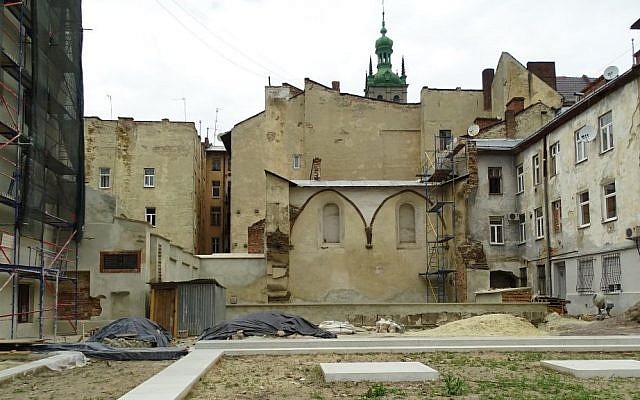 Memorial monument under construction at site of the Golden Rose Synagogue in Lviv, Ukraine, May 22, 2016. (CC BY-SA 2.0 Adam Jones/Flikr)