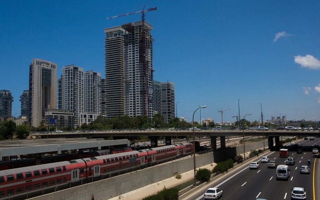 Traffic on Ayalon highway runs past the Arlozorov Train Station in Tel Aviv on June 23, 2015. (Miriam Alster/Flash90)
