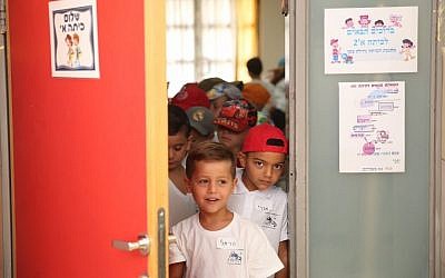 First grade students seen on their first day of school at a school in Ma'ale Adumim, September 1, 2016. (Hadas Parush/Flash90)