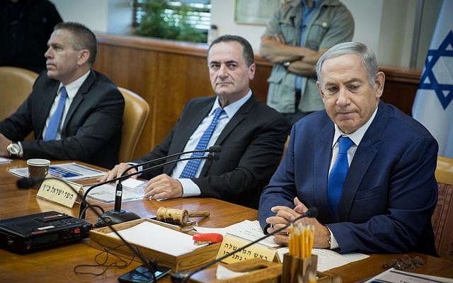 Israeli Prime Minister Benjamin Netanyahu seen next to Transportation Minister Yisrael Katz at the weekly cabinet meeting in Jerusalem on September 4, 2016. (Hadas Parush/Flash90)