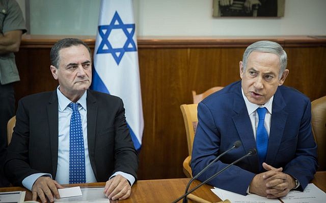 Prime Minister Benjamin Netanyahu, right, seen next to Transportation Minister Yisrael Katz at the weekly cabinet meeting at Netanyahu's office in Jerusalem, September 4, 2016. (Hadas Parush/Flash90)