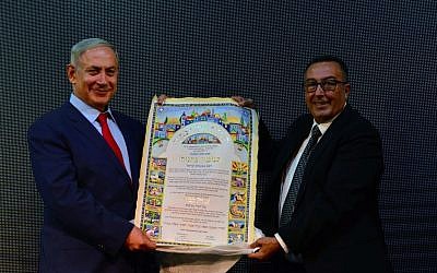 Israeli prime minister Benjamin Netanyahu with mayor of the southern Israeli town of Netivot, Yehiel Zohar, at a reception honoring PM Netanyahu in Netivot, September 15, 2016. (Kobi Gideon / GPO)