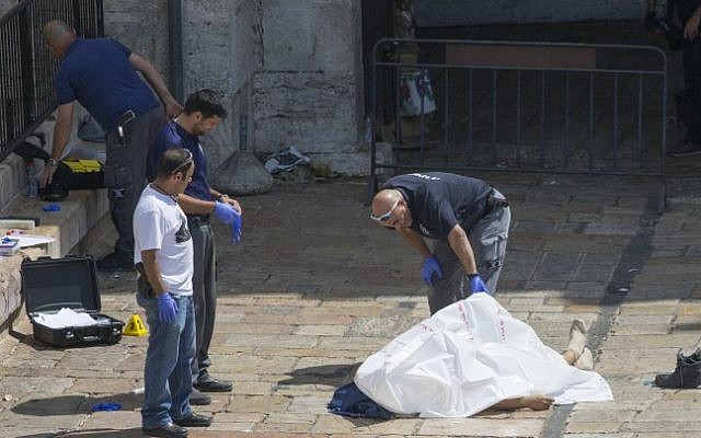 Israeli security forces near the body of a Jordanian attacker at the scene of an attempted stabbing attack at Damascus Gate in Jerusalem on September 16, 2016. (Yonatan Sindel/Flash90)