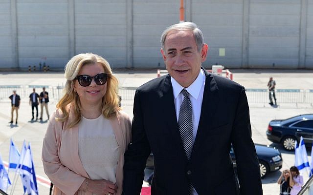 Prime Minister Benjamin Netanyahu and his wife Sara boarding a plane to New York for an official state visit to the US, September 20, 2016. (Kobi Gideon/GPO)