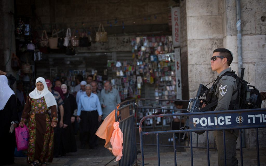 Israeli border police officers guard at the entrance to Damascus Gate in Jerusalem's Old City on September 21, 2016. (Yonatan Sindel/Flash90)