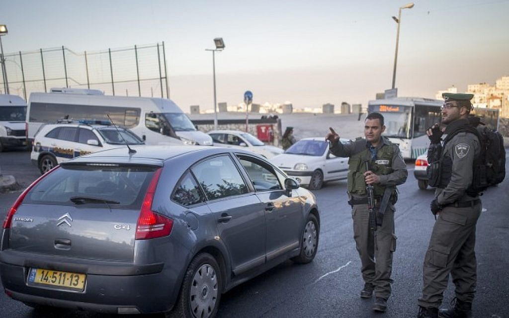 Police check cars at the entrance to the East Jerusalem neighborhood of Isawiya on September 27, 2016, following a security alert. (Yonatan Sindel/Flash90)
