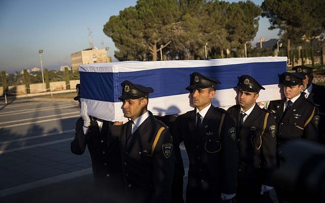 The Knesset Honor Guard carries the coffin of Former Israeli President Shimon Peres ahead of the ceremony held at the Knesset square where the public will be invited to pay their last respects before his burial, in Jerusalem, on September 29, 2016. (Hadas Parush/Flash90)