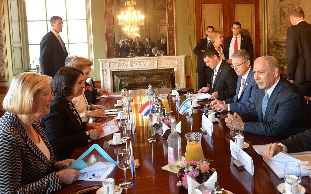 Benjamin Netanyahu, right, meeting with Dutch lawmakers in the Netherlands on September 7, 2016. (Amos Ben Gershom/GPO)