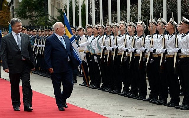 Israeli President Reuven Rivlin at an official welcome ceremony which included an honor guard and military parade at the Ukrainian Parliament, September 27, 2016 with Ukrainian President Petro Poroshenko. (Haim Zach / GPO)