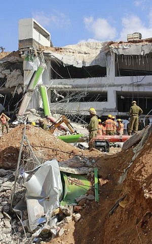 Soldiers in the IDF Home Front Command take part in the rescue effort at a collapsed parking garage in Tel Aviv's Ramat Hahayal neighborhood on September 6, 2016. (Judah Ari Gross/Times of Israel)