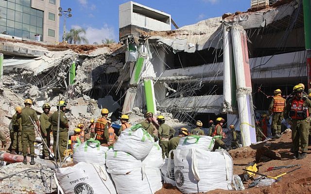 Soldiers in the IDF Home Front Command take part in the rescue effort at a collapsed parking garage in Tel Aviv's Ramat Hahayal neighborhood on September 6, 2016. (Judah Ari Gross/Times of Israel)
