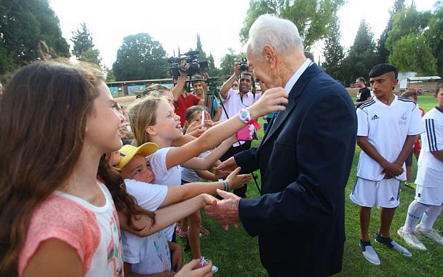 Shimon Peres at the Peres Center for Peace's football program (Peres Center for Peace Archives)