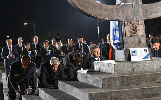 Former Ukrainian President Petro Poroshenko and others bow their heads before a memorial for the Babi Yar massacre in Kiev Ukraine on September 29, 2016. (Shahar Azran / WJC)