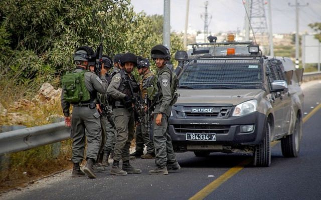 File: Border Police officers at the scene of an attempted stabbing attack near the entrance to the Kiryat Arba settlement, September 23, 2016. (Wisam Hashlamoun/Flash90)