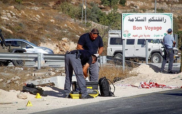Israeli security forces at the scene of an attempted stabbing attack outside Bani Na'im, near Hebron. September 20, 2016. (Wisam Hashlamoun/Flash90)