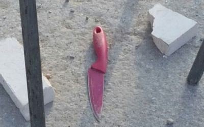 The knife used in a stabbing attack on an IDF soldier at a checkpoint in Hebron on September 16, 2016. (Yishai Fleisher/Hebron Jewish community)