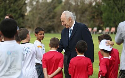 Shimon Peres with children at the Peres Center for Peace (Peres Center for Peace Archives)