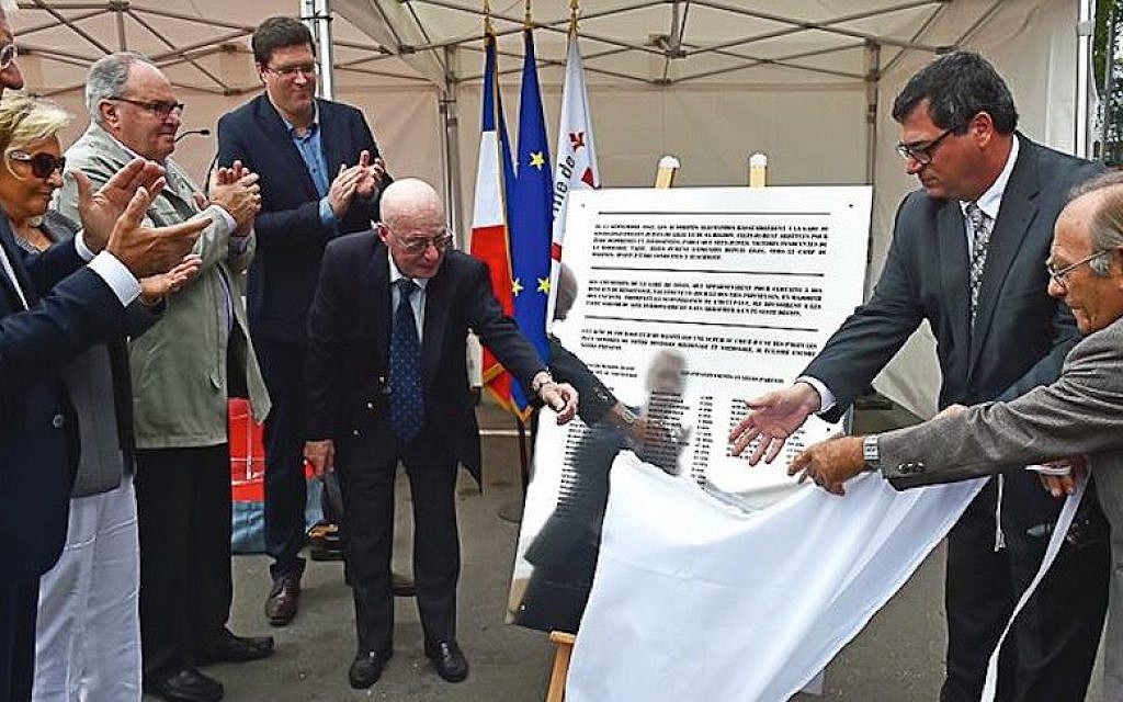 Jacques Stuzalft, left, helps unveil a plaque remembering the rescue of Jewish children of Lille, France, by local railway workers at a ceremony  in the northern French city, Sept. 9, 2016. (City of Lille, via Facebook)