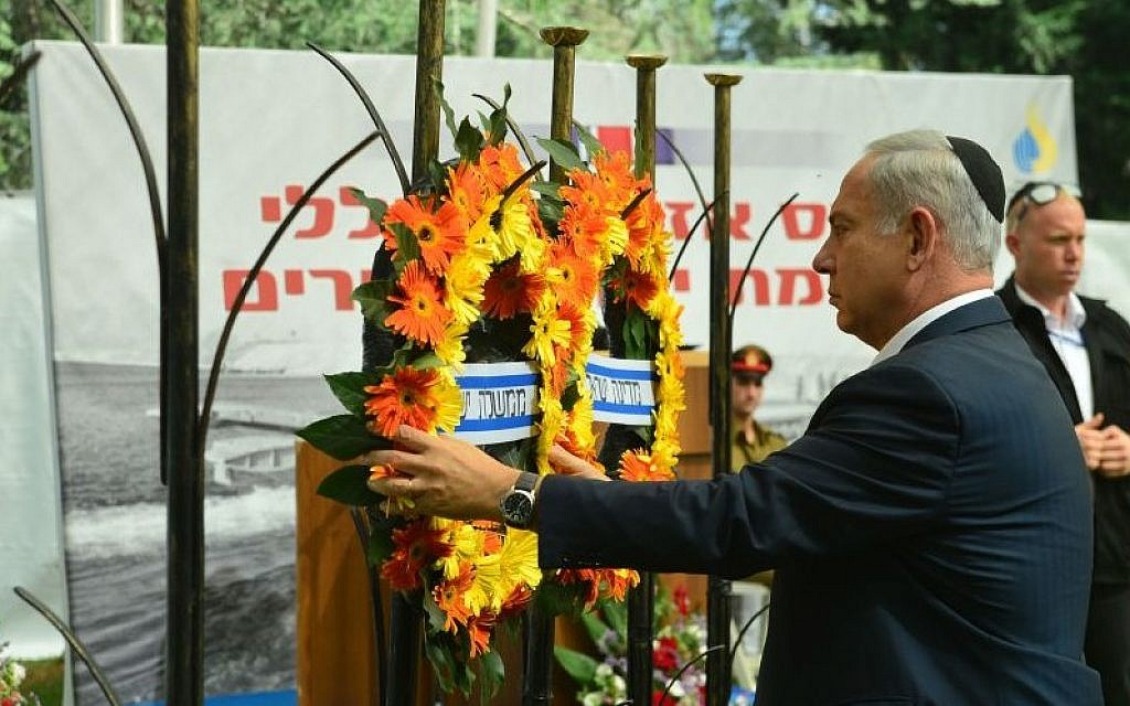 Prime Minister Benjamin Netanyahu places a wreath at the memorial service for the Yom Kippur War, October 13, 2016  (Kobi Gidon/GPO)